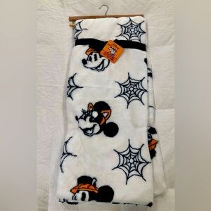 Beautiful Mickey Mouse Halloween throw ! Super soft and thick !
